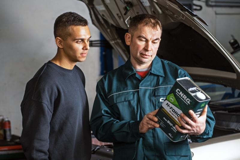 Какое масло для двигателя лучше: синтетика или полусинтетика?